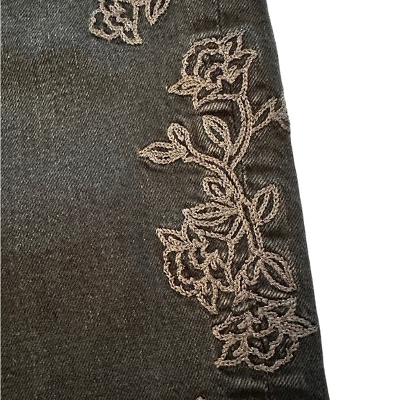 Express NWT Super High Rise Embroidered Mom Jeans - Picture 4 of 6